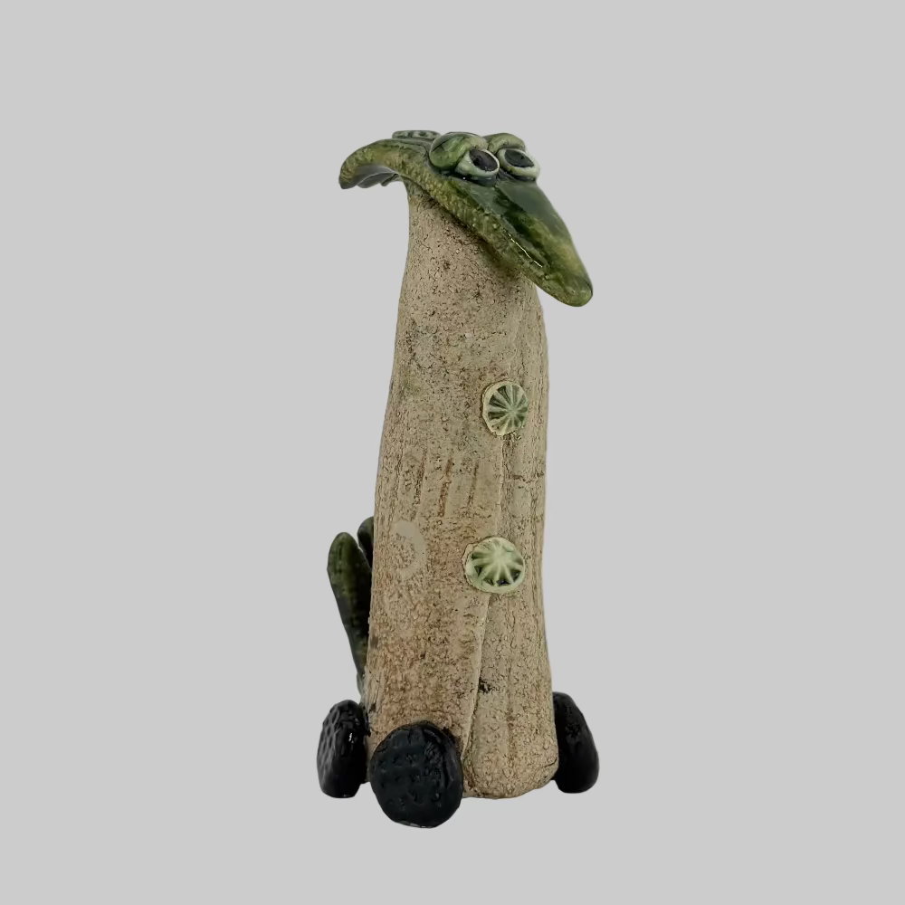 Fabeldyr / "Forsigtig Trafikant". Unik keramikfigur med højt formsprog og fantasifuldt design – kunsthåndværk.