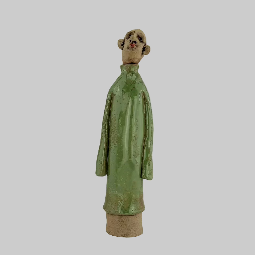 Keramisk figur / Kiss Me / Grøn / Linda Nielsen. Håndlavet keramisk figur i grøn glasur med karakterfuldt ansigt.