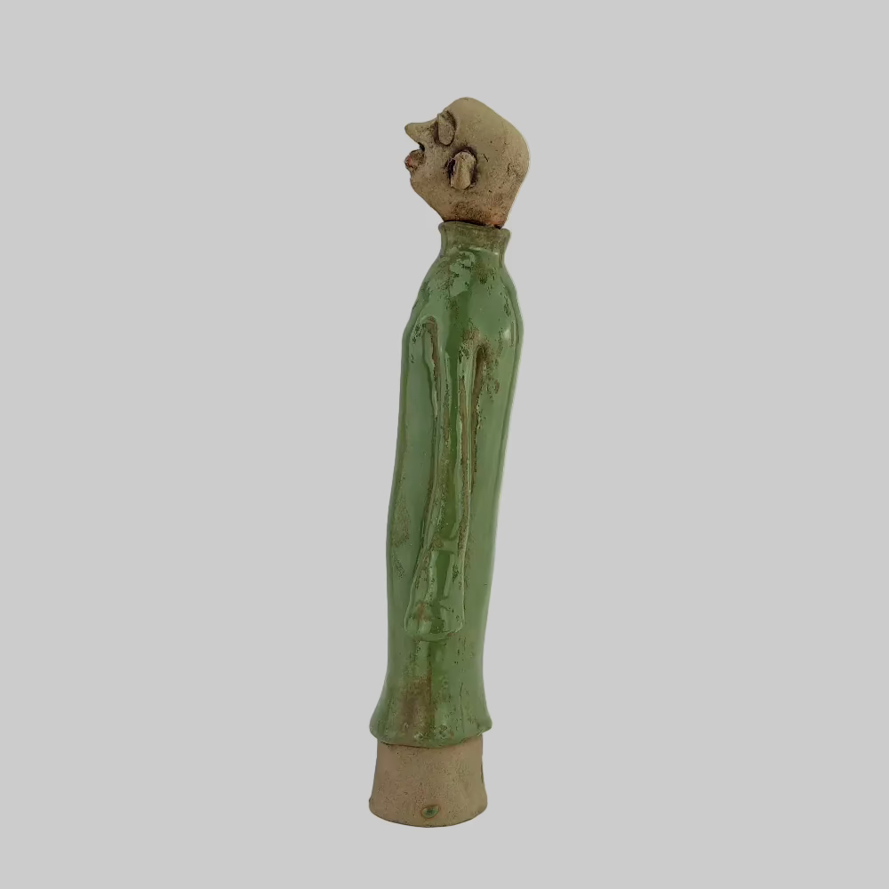 Keramisk figur / Kiss Me / Grøn / Linda Nielsen. Unika keramik figur med lang krop og grønt udtryk.