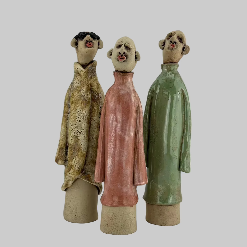 Keramiske figurer / Kiss Me / Linda Nielsen. Håndlavede keramiske figurer i glasfuld glasur med karakterfulde ansigter.