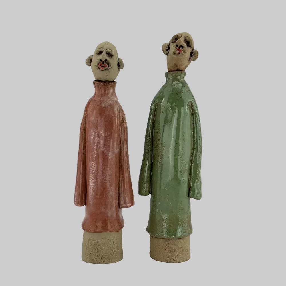 Keramisk figur / Kiss Me / Linda Nielsen. Håndlavetde keramisk figurer i glansfuld glasur med karakterfulde ansigter.