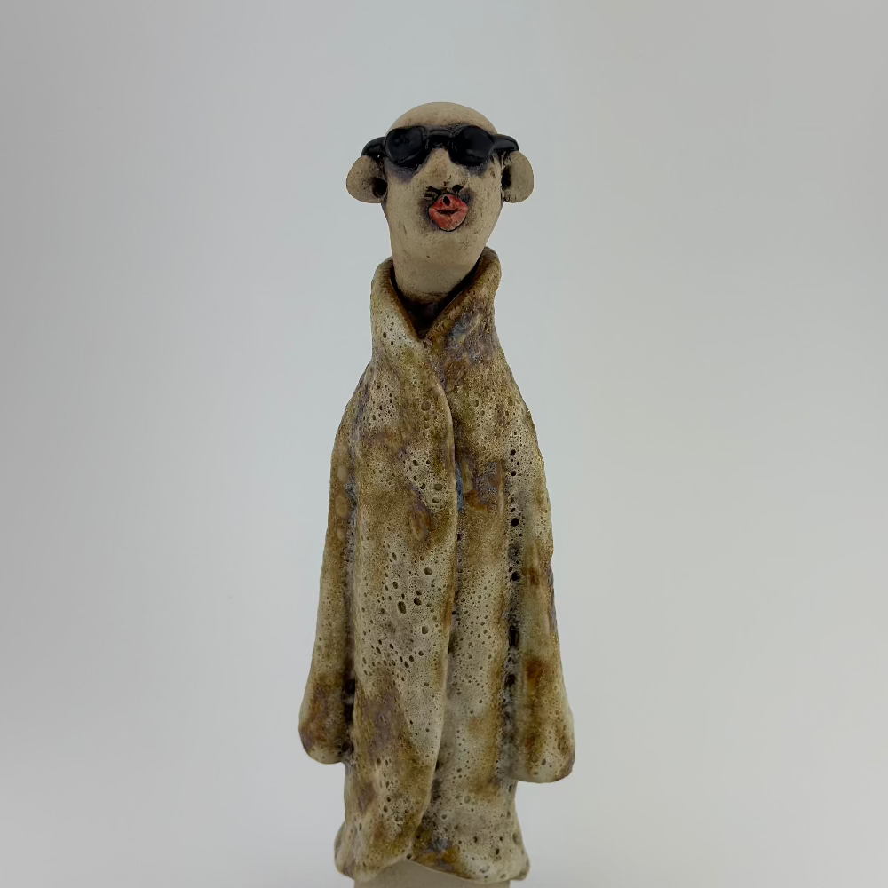 Keramisk figur / Kiss Me / Solbriller / Brun