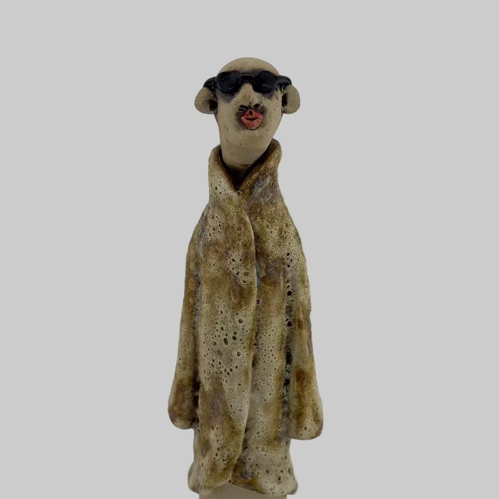 Keramisk figur / Kiss Me / Solbriller / Brun