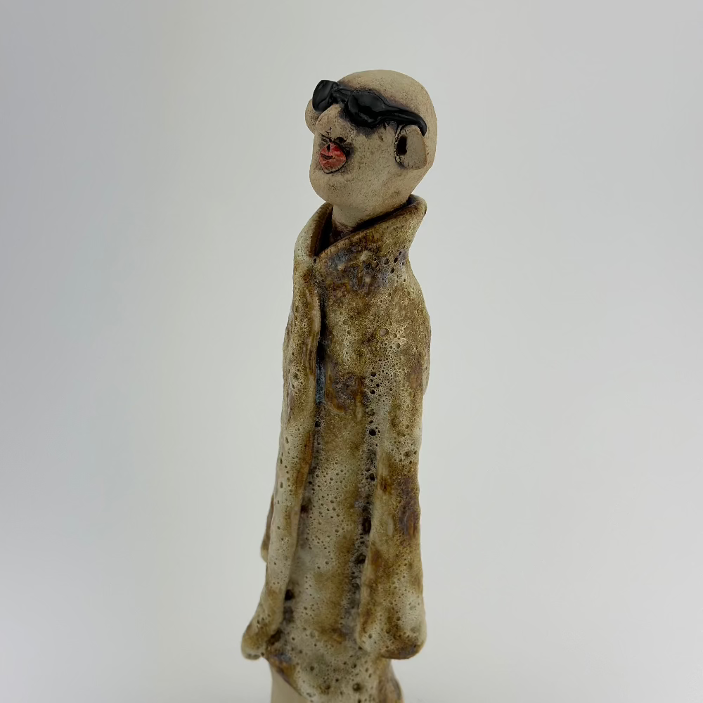 Keramisk figur / Kiss Me / Solbriller / Brun