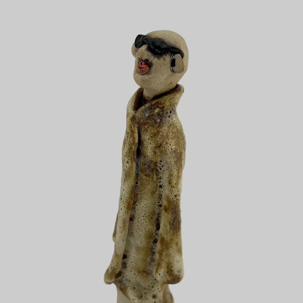 Keramisk figur / Kiss Me / Solbriller / Brun