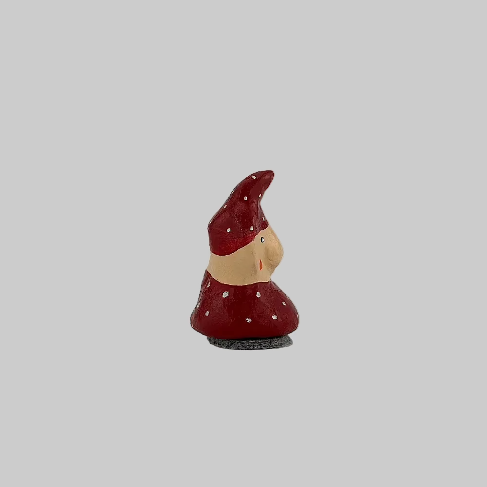 Rebecca Bjørg / Håndlavet Julenisse / Hvide Prikker #1.
Dekorativ håndlavet nisse til julepynt.