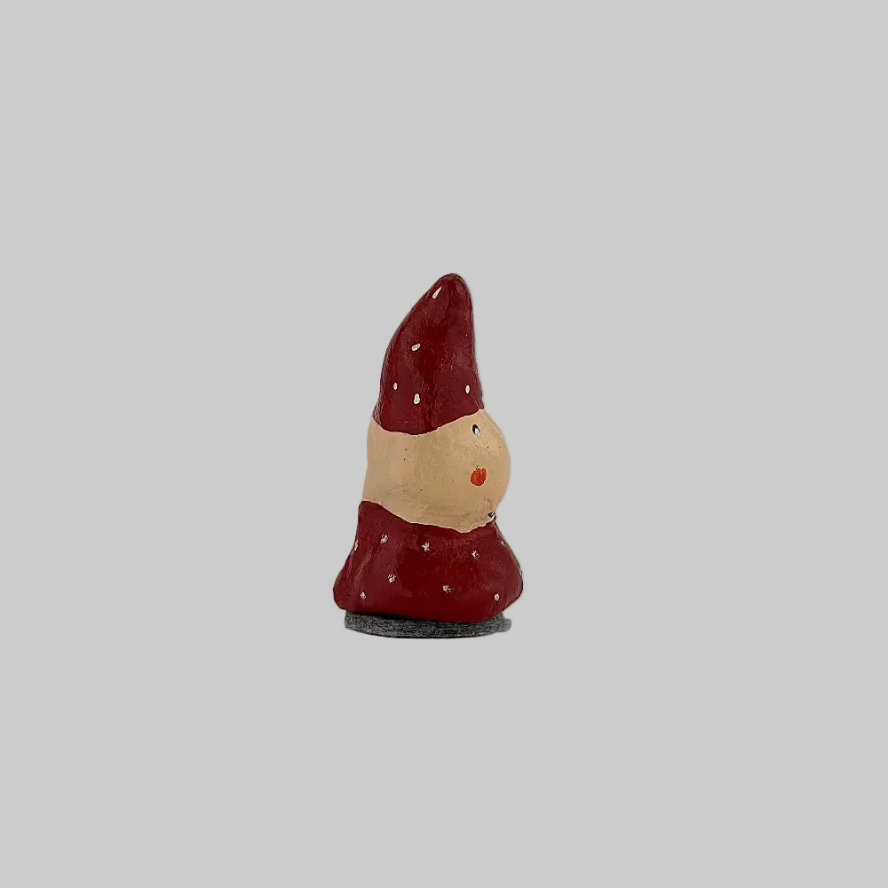 Rebecca Bjørg / Håndlavet Julenisse / Hvide Prikker #4.
Dekorativ håndlavet nisse til unik julepynt.