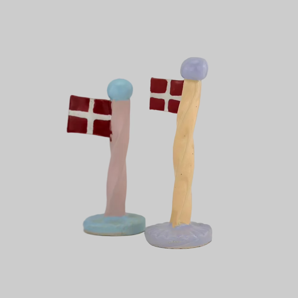 TheClayPlay / Bordflag / Keramik / Blå & lyserød.
Dansk flag i keramik med snoet stang og moderne design, fra TheClayPlay.