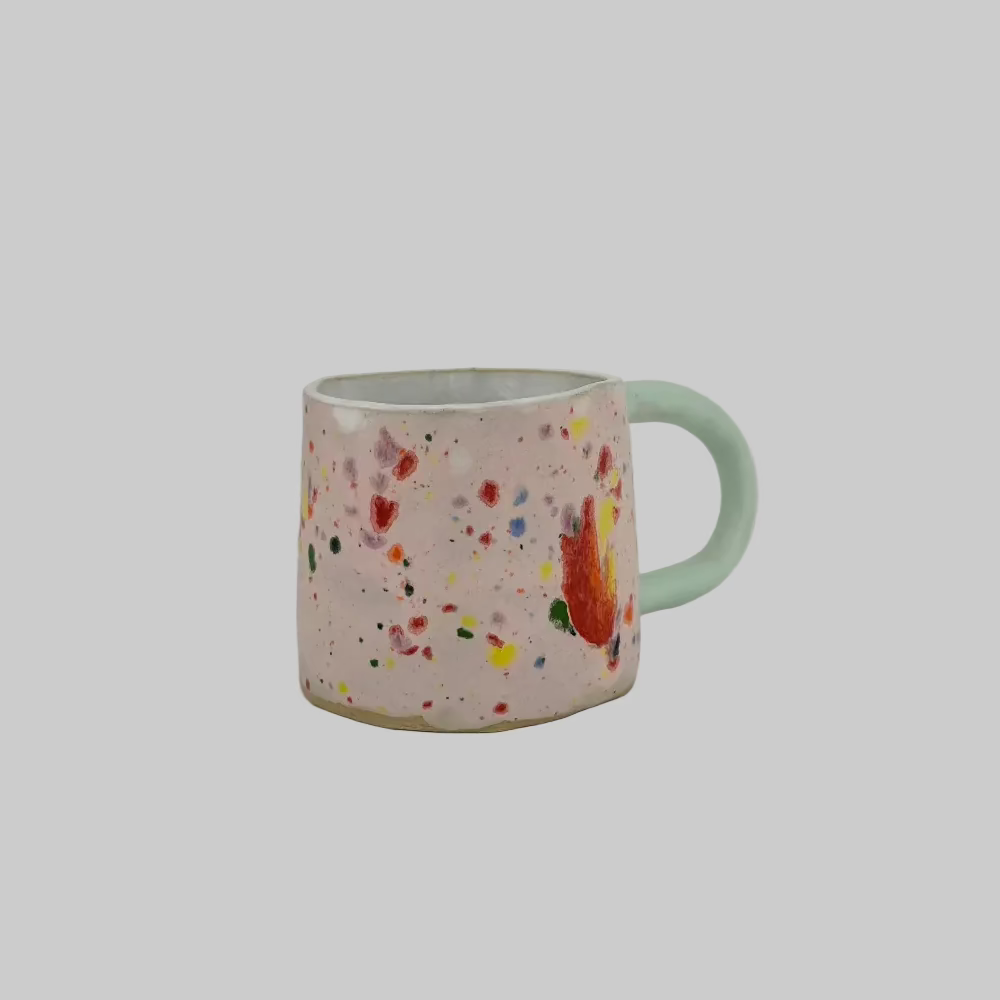 TheClayPlay / Krus m. hank / Prikker / Lille.
Keramik krus med prikker i farverigt design.