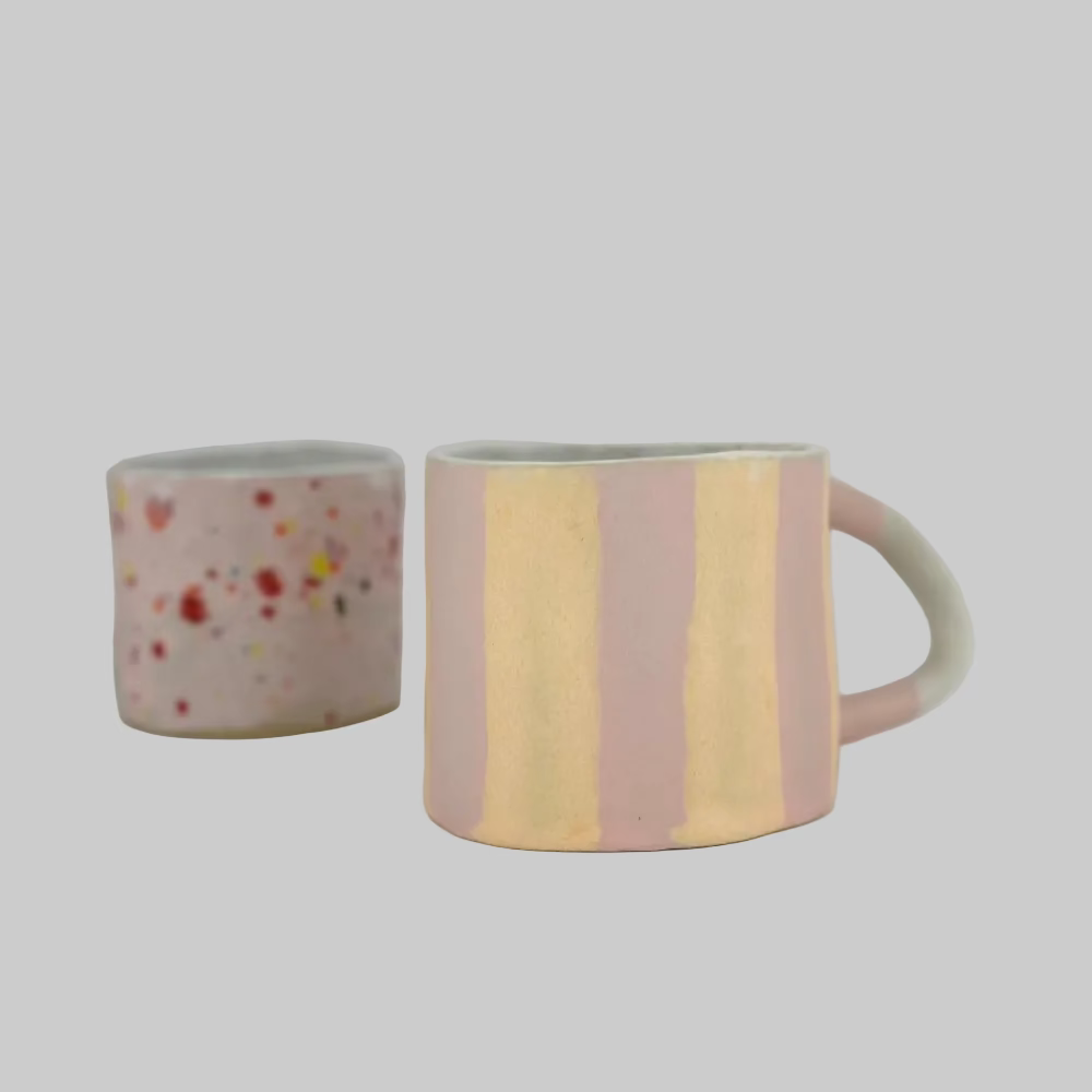 TheClayPlay / Krus m. hank / Striber / Stor.
Farverigt krus til kaffe og te i håndlavet keramik.
