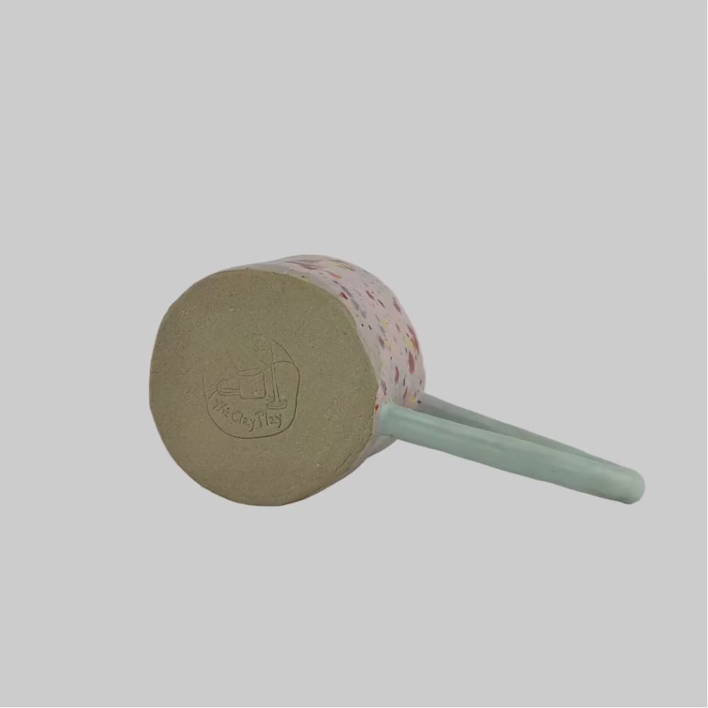 TheClayPlay / Krus m. hank / Prikker / Lille.
Farverigt krus til kaffe og te i håndlavet keramik.
