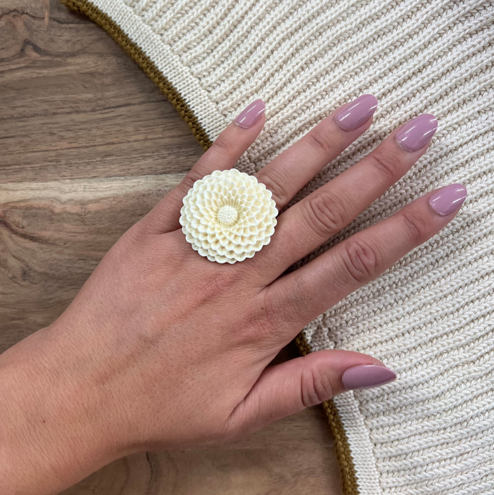 Blomsterring / Hvid blomst / Plastikblomst / Plastikring. Ring med blomst i plast – upcycled smykke fra Jack of all Arts.