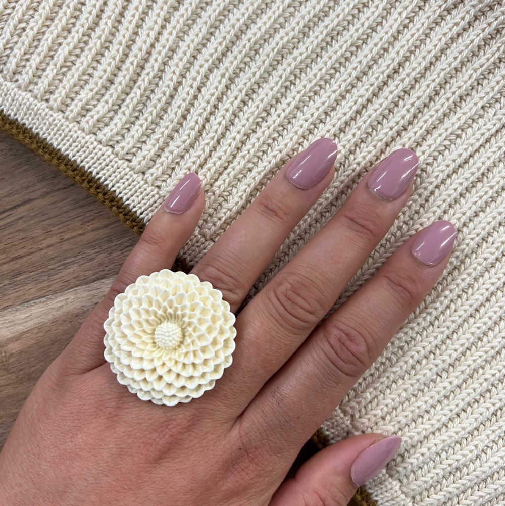 Blomsterring / Hvid blomst / Plastikblomst / Plastikring. Ring med blomst i plast – upcycled smykke fra Jack of all Arts.