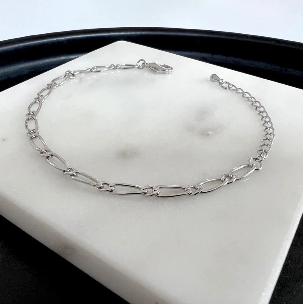 Jewelry by Grundled / Armbånd / Barbette / Sølvbelagt.
Elegant sølvbelagt kædearmbånd med aflange led.