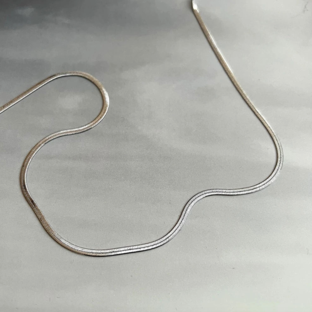 Jewelry by Grundled / Halskæde / Laura / Forsølvet.
Stilren sølvbelagt slangekæde halskæde i minimalistisk design.