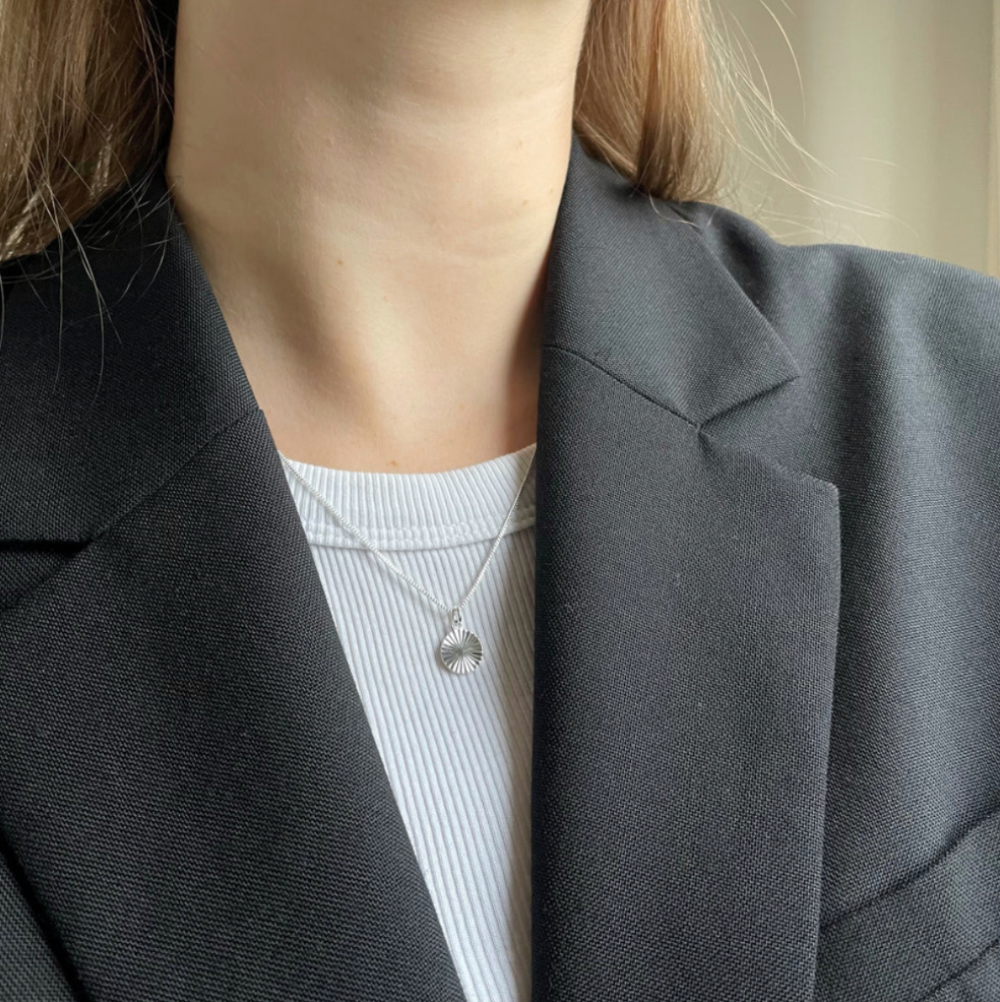 Jewelry by Grundled / Halskæde / Scarlett / Forsølvet.
Elegant sølvbelagt halskæde med struktureret rundt vedhæng.