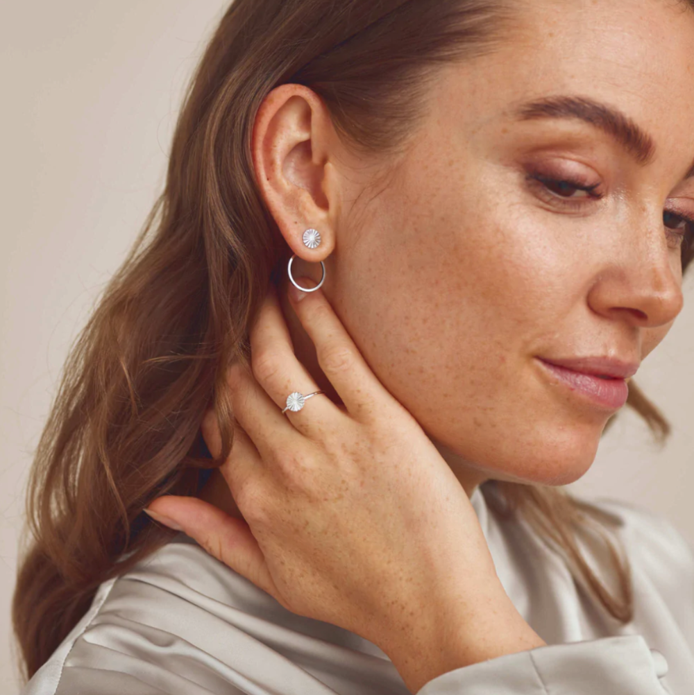 Jewelry by Grundled / Ring / Scarlett / Forsølvet.
Elegant sølvbelagt ring med rundt frontdesign.