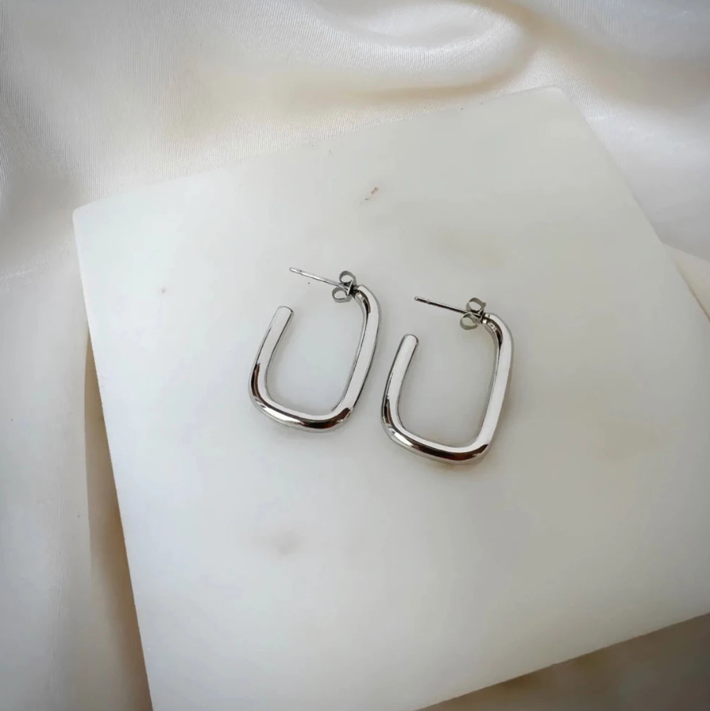 Jewelry by Grundled / Ørestikker / Dawn / Forsølvet.
Elegante Dawn øreringe i sølvbelagt med blank overflade.