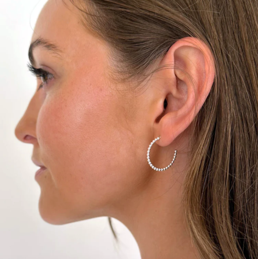 Jewelry by Grundled / Ørestikker / London / Mellem / Forsølvet.
Moderne sølvbelagte London øreringe i hoop design.