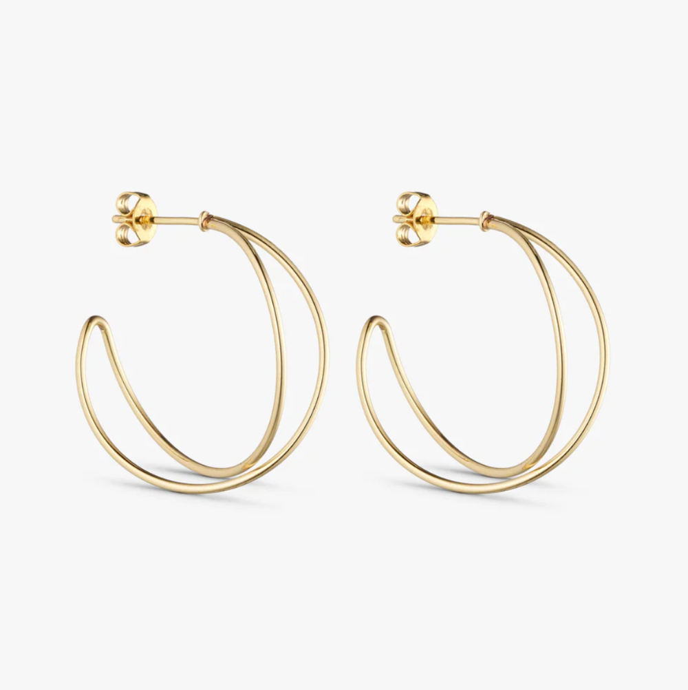 Jewelry by Grundled / Ørestikker / Mia / Stor / Forgyldt.
Store guldbelagte Mia hoops fra Grundled i minimalistisk design.