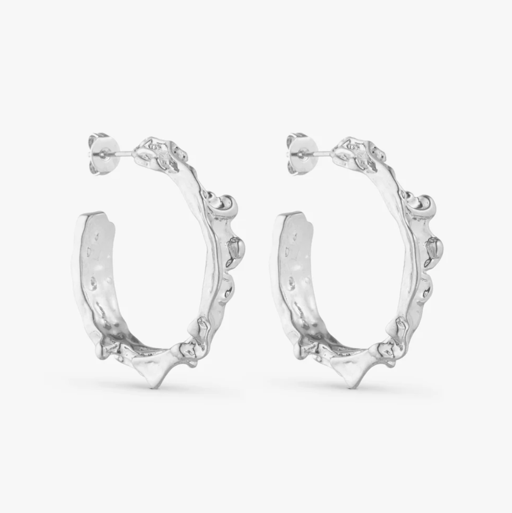 Jewelry by Grundled / Ørestikker / Noelle / Stor / Forsølvet.
Store sølvbelagte Noelle hoops fra Grundled med banket look.