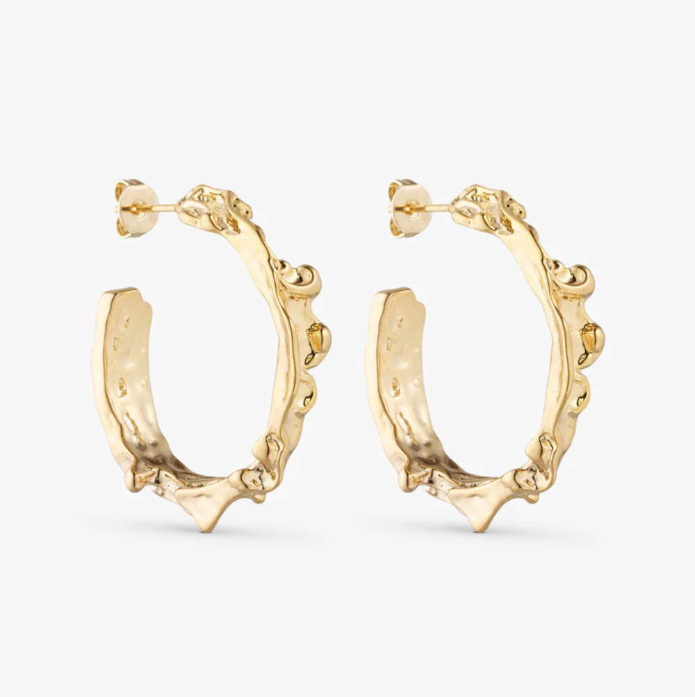 Jewelry by Grundled / Ørestikker / Noelle / Stor / Forgyldt.
Store guldbelagte Noelle hoops fra Grundled med banket look.
