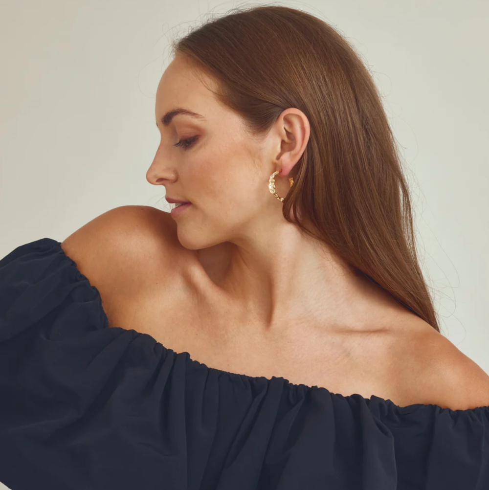Jewelry by Grundled / Ørestikker / Noelle / Stor / Forgyldt.
Chunky guldbelagte hoops med organisk design.