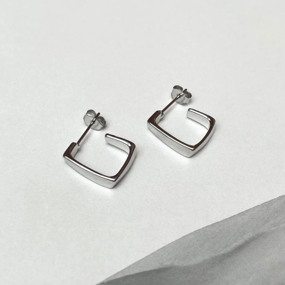 Jewelry by Grundled / Ørestikker / Olivia / Forsølvet.
Moderne sølvbelagte Olivia hoops med blank overflade.