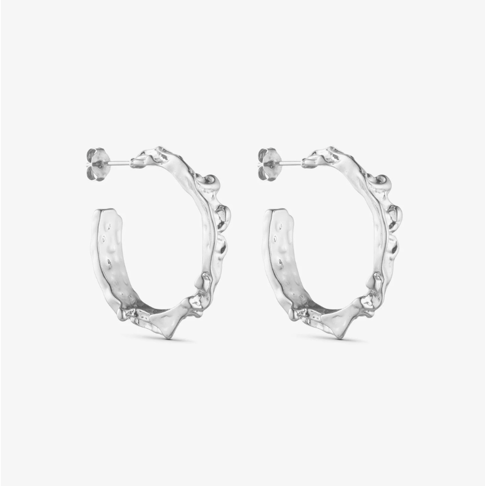 Ørestikker / Noelle / Lille / Sølvbelagt. Chunky øreringe med organisk struktur og shiny finish.