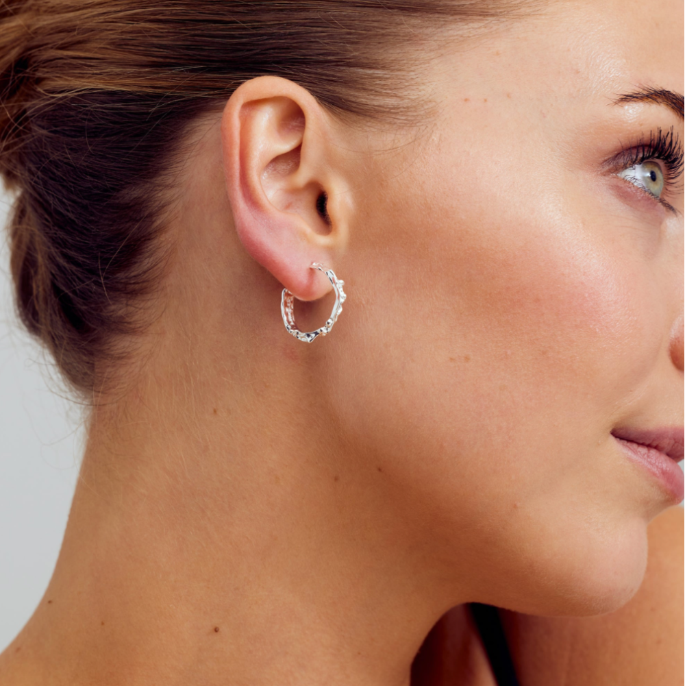 Ørestikker / Noelle / Lille / Sølvbelagt. Chunky øreringe med organisk struktur og shiny finish.