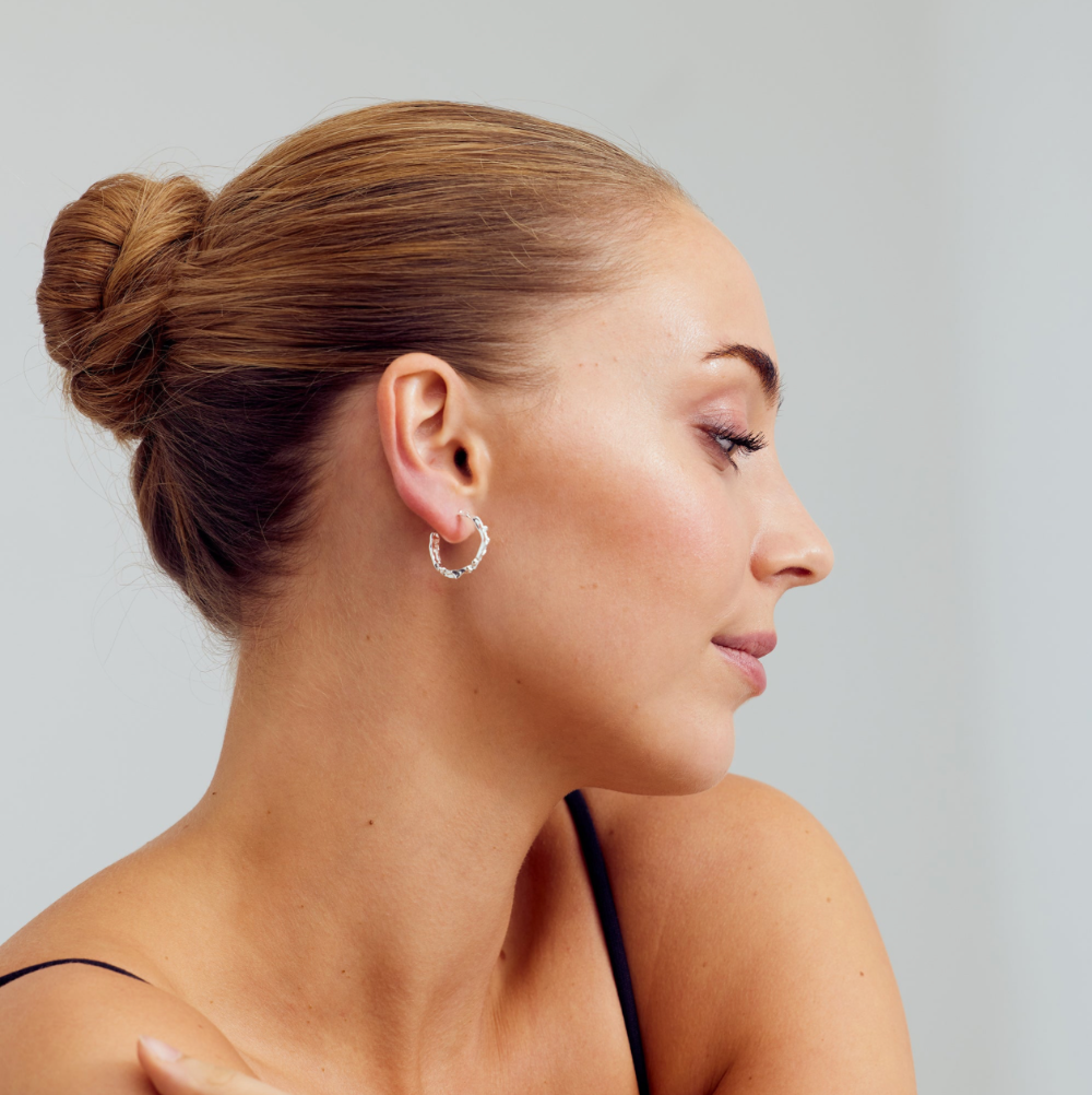 Ørestikker / Noelle / Lille / Sølvbelagt. Små hoops med tekstur og glans – moderne smykker fra Grundled.