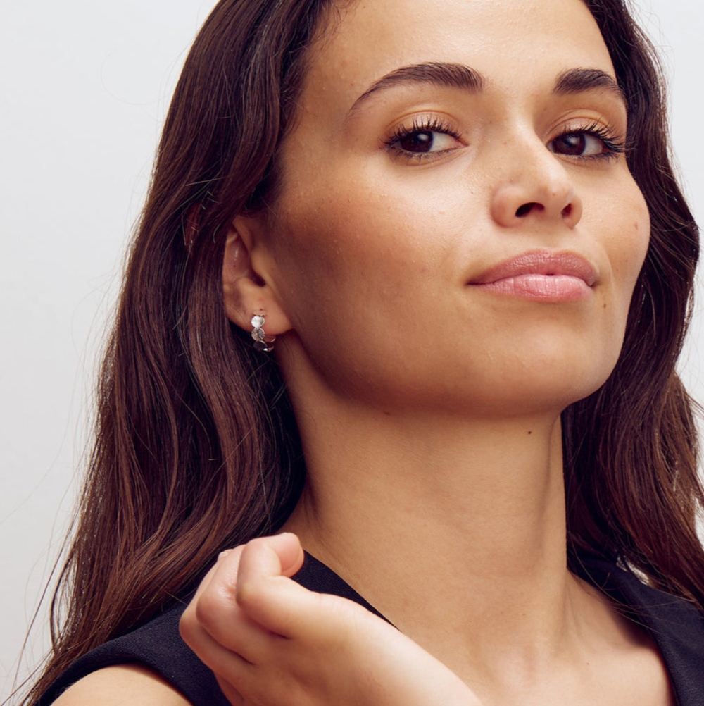 Ørestikker / Scarlett Stellar / Sølvbelagt. Små grafiske øreringe med runde skiver og blank finish.