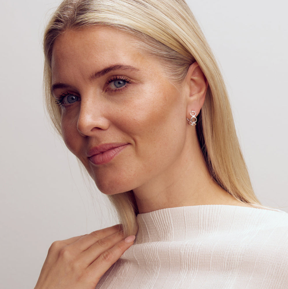 Ørestikker / Ellen / Sølvbelagt. Moderne creoler med bløde organiske former – Ellen hoops.