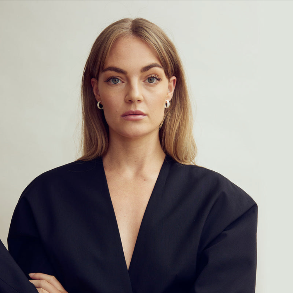 Ørestikker / Eden / Sølvbelagt. Elegante øreringe med kugleoverflade – stilrent smykke fra Grundled.