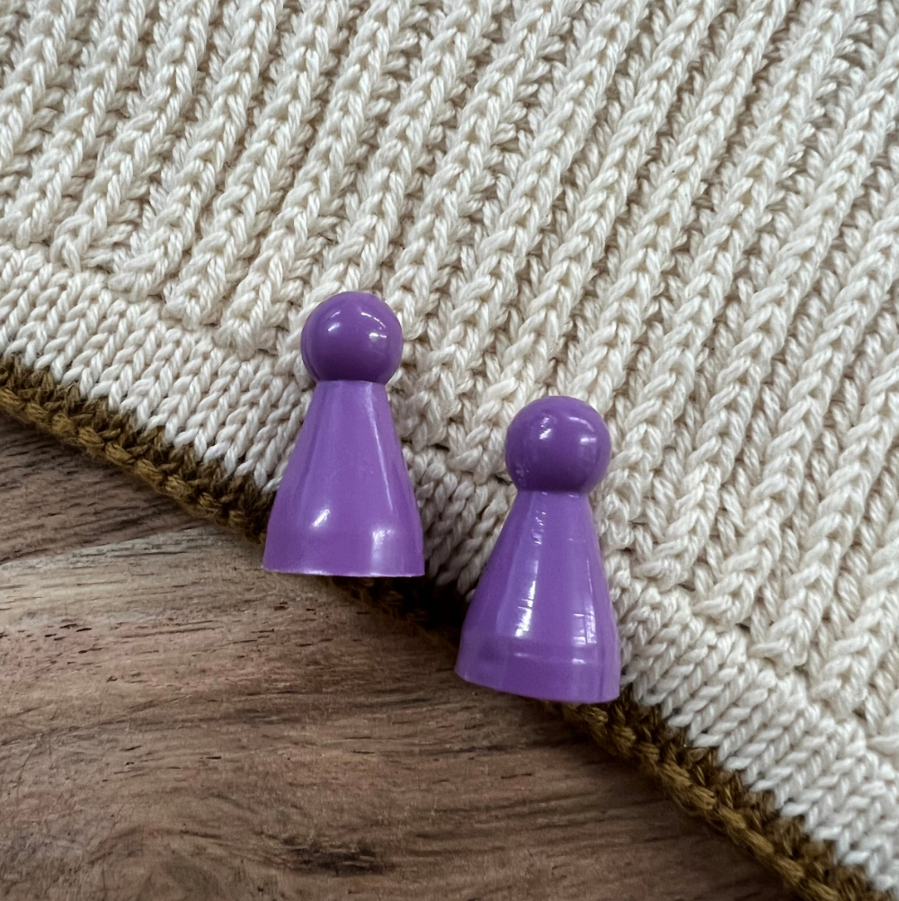 Ludobrikker ørestikker / Lilla. Sjove øreringe med ludobrikker – unikke upcyclede smykker i plastik.