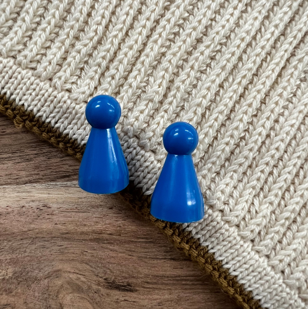 Ludobrikker øreringe / Blå. Håndlavede ørestikker med plast ludobrikker og stål – legende smykkedesign til brætspilselskeren.