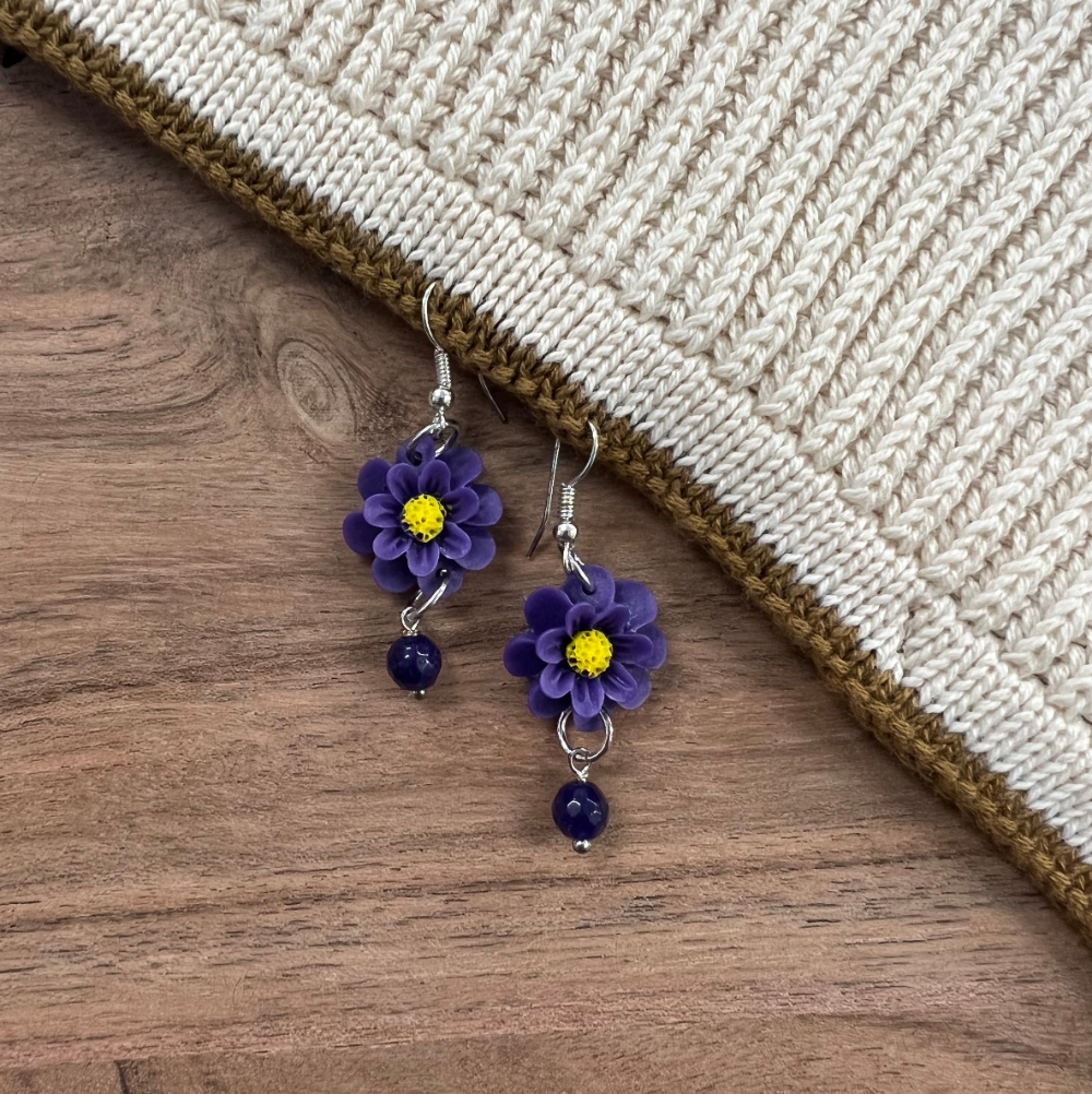 Øreringe / Blomst m. perle / Lille / Mørk Lilla. Blomster øreringe med perle fra Jack of all Arts – håndlavede og feminine smykker i plastik.