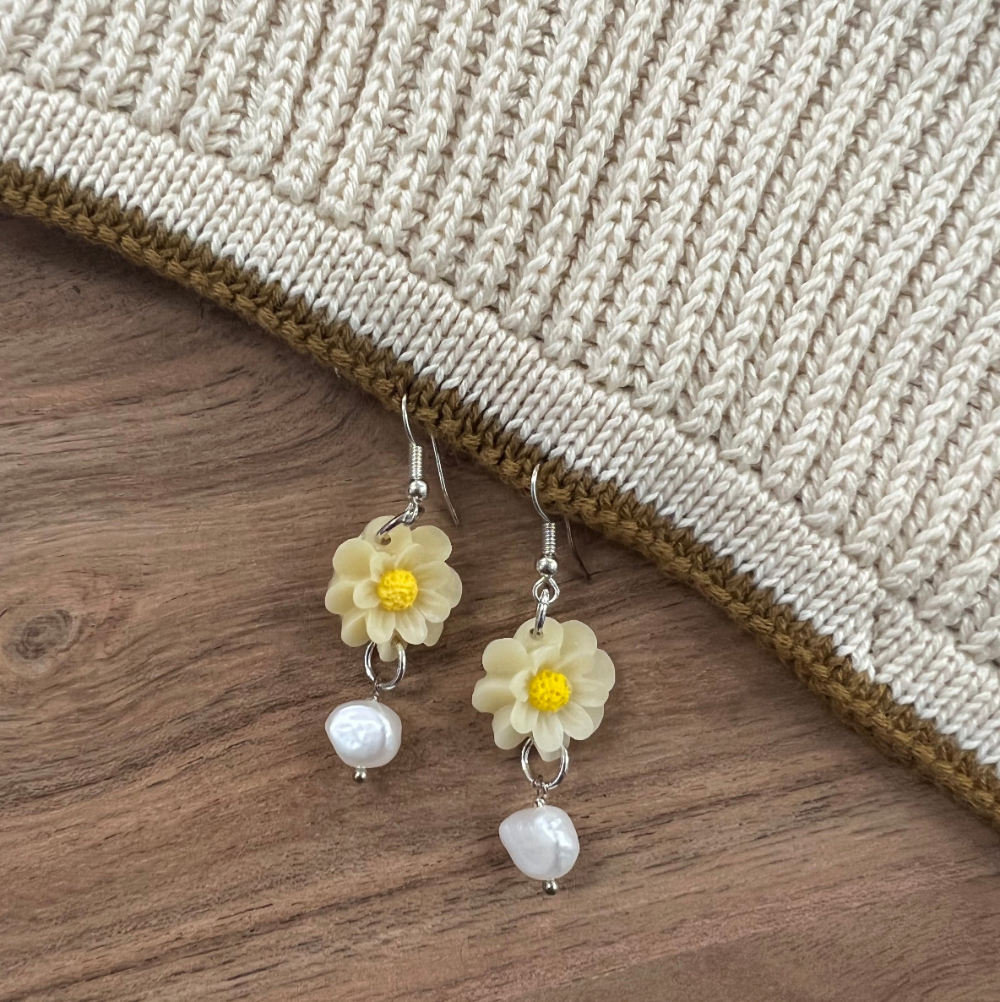 Øreringe / Blomst m. perle / Lille / Lys Gul. Håndlavede øreringe med blomst og perle – unikke upcyclede smykker i plastik.