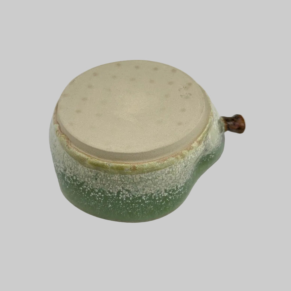 Lille keramikskål som pære med levende grøn glasur – perfekt til servering eller pynt fra FFinurligheder