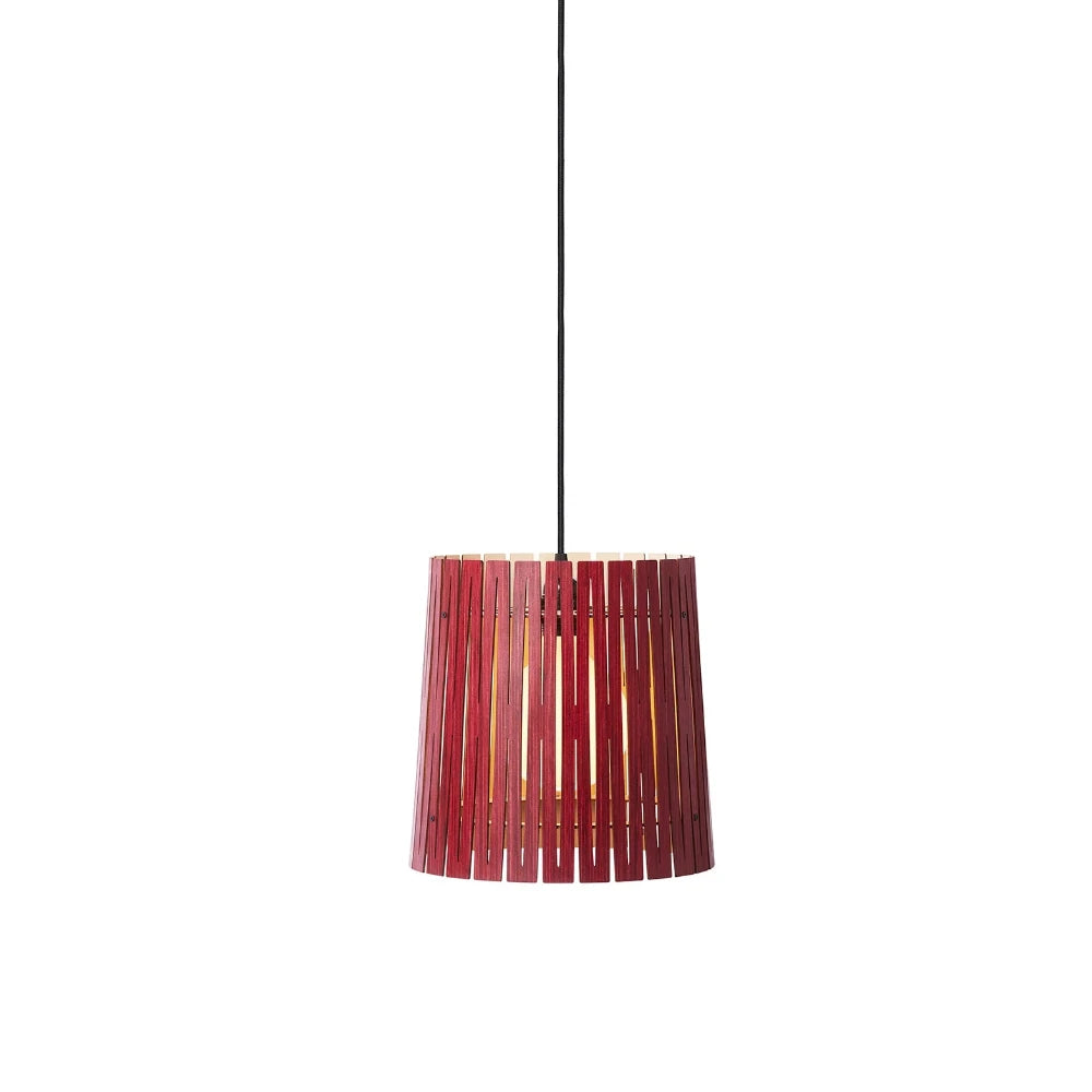 NKJ Design / Pendellampe / WOOD TWO / Birch Wine Red.
Moderne trælampe i vinrød til stue, køkken eller entré.