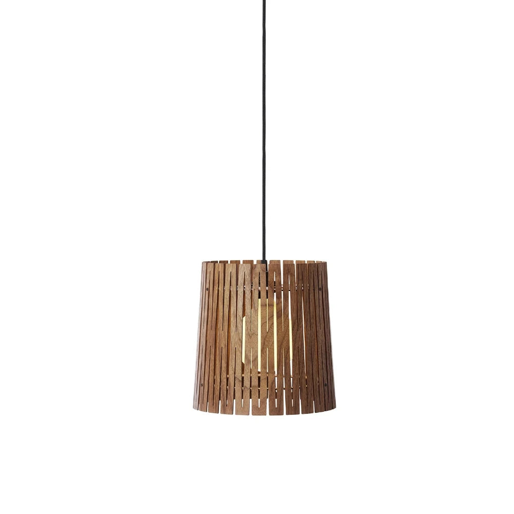 NKJ Design / Pendellampe / WOOD TWO / Walnut.
WOOD TWO Walnut pendellampe i valnød fra NKJ Design.