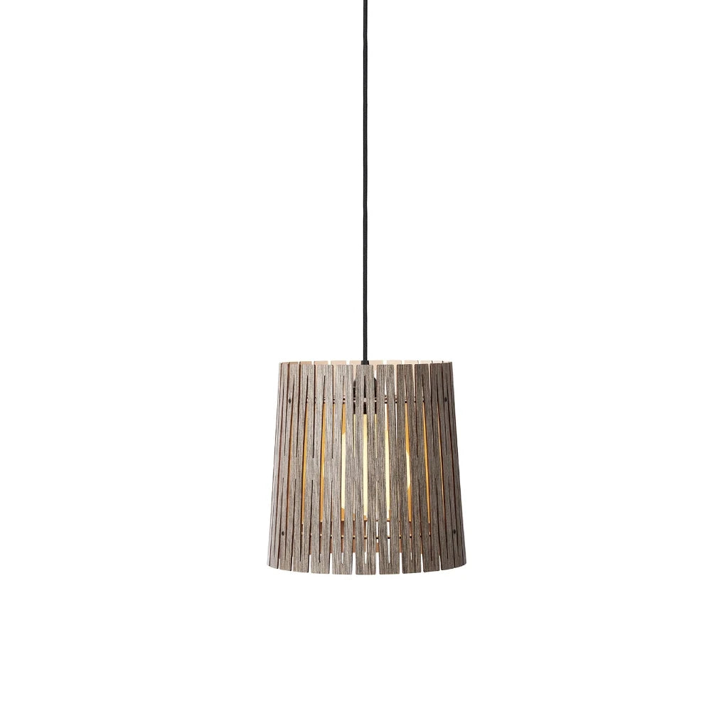 NKJ Design / Pendellampe / WOOD TWO / Birch Stone Grey.
Moderne trælampe i stone grey til stue, køkken eller entré.