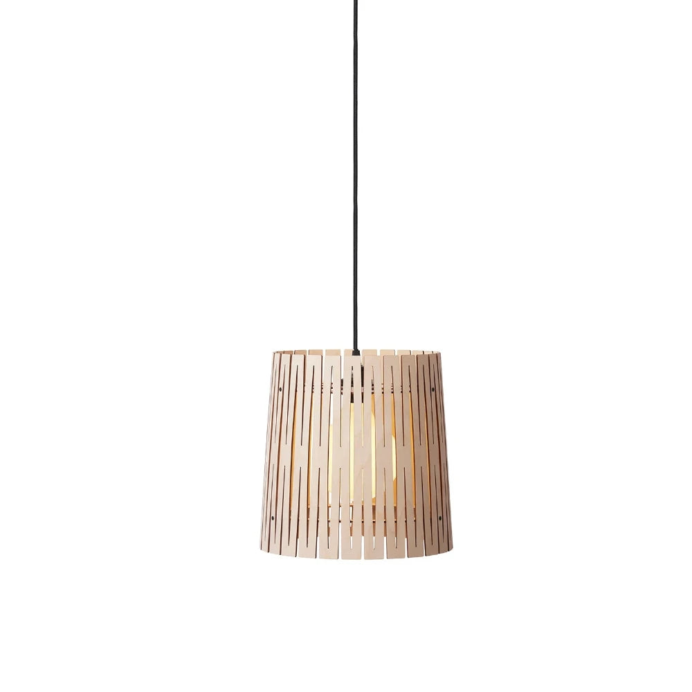 NKJ Design / Pendellampe / WOOD TWO / Birch.
WOOD TWO pendellampe i lyst birketræ fra NKJ Design.