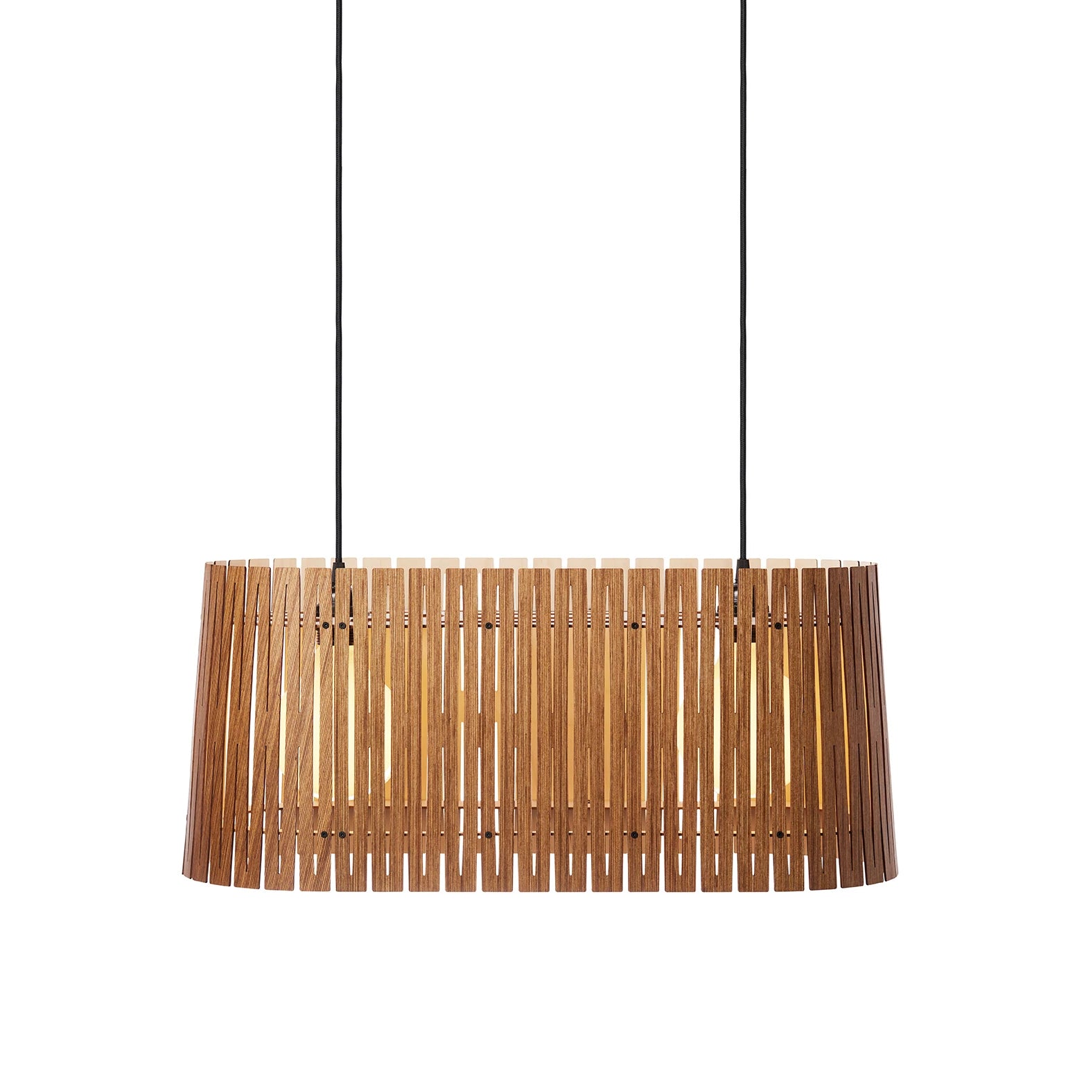 WOOD THREE – Birch wheat brown er en pendellampe i birketræ med en LED lyskilde. Lampen er produceret med en gennemfarvet birkekrydsfiner på den ydre side, indvendige side er af lys birkekrydsfiner. Det vil sige at lampen er lys indvendig og farvet udvendig.