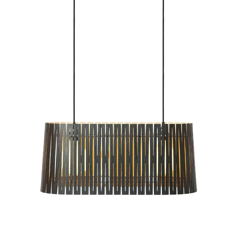 NKJ Design / Pendellampe / WOOD THREE / Birch Slate Grey.
Grå WOOD THREE pendellampe i birketræ fra NKJ Design.
