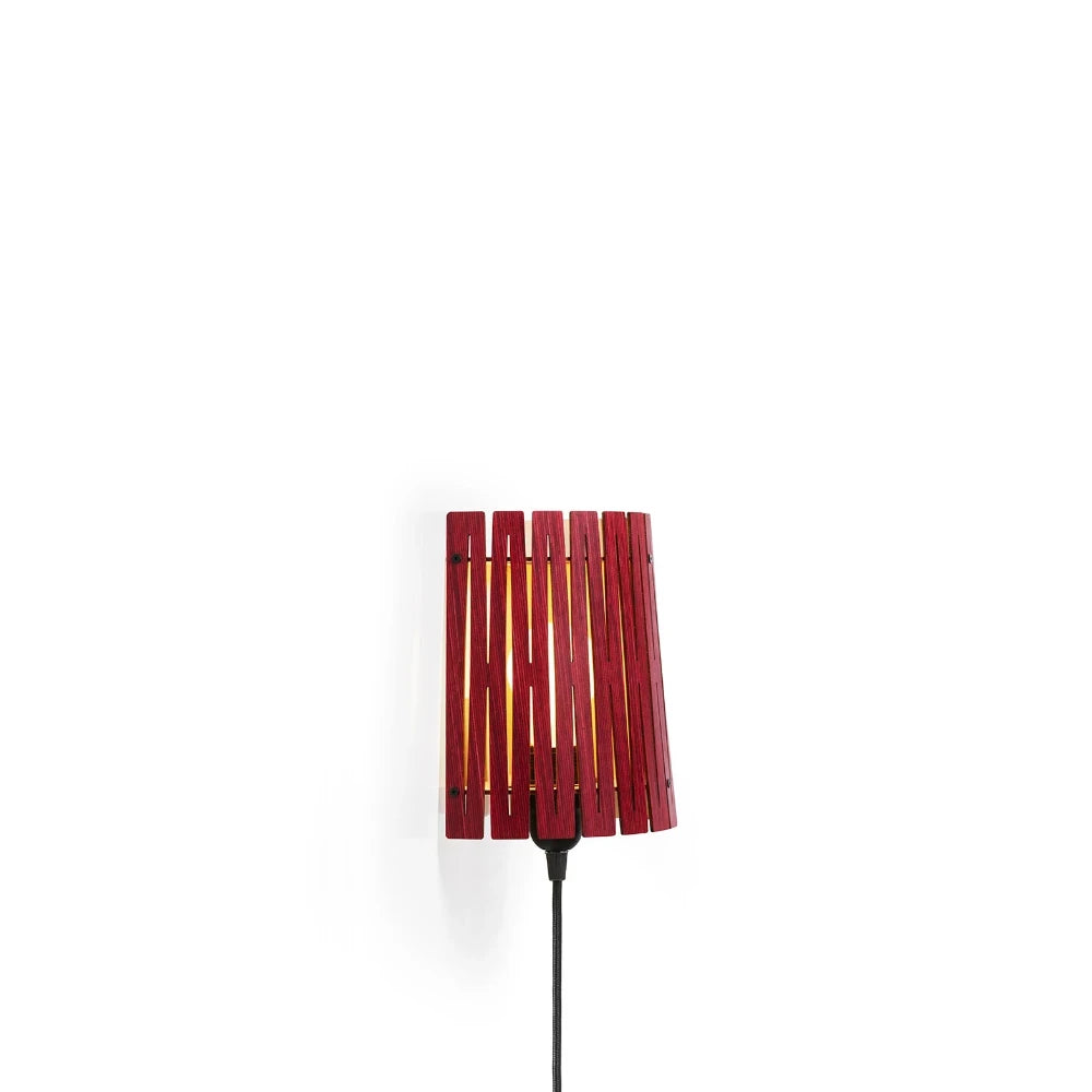 NKJ Design / Væglampe / WOOD SIX / Birch Wine Red.
Vinrød WOOD SIX væglampe i birketræ fra NKJ Design.