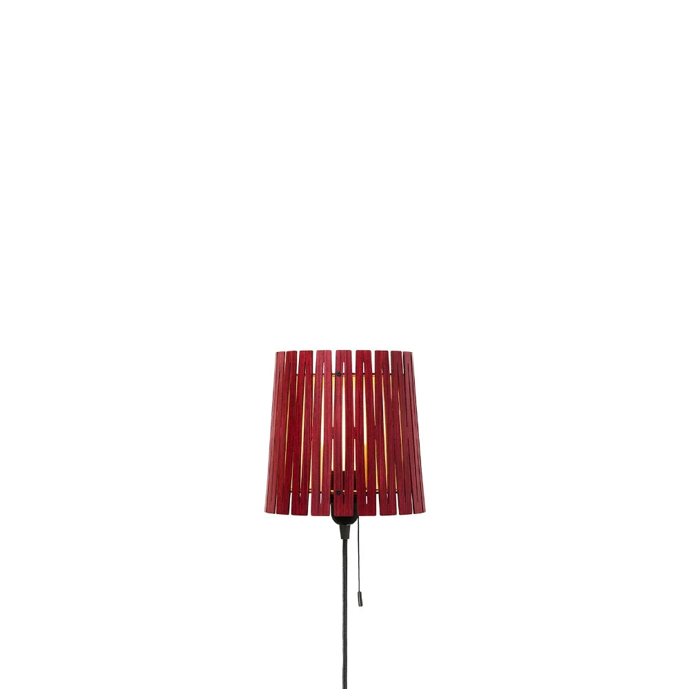 NKJ Design / Væglampe / WOOD SIX / Birch Wine Red.
WOOD SIX lampe fra NKJ Design med wine red finish og skandinavisk design.