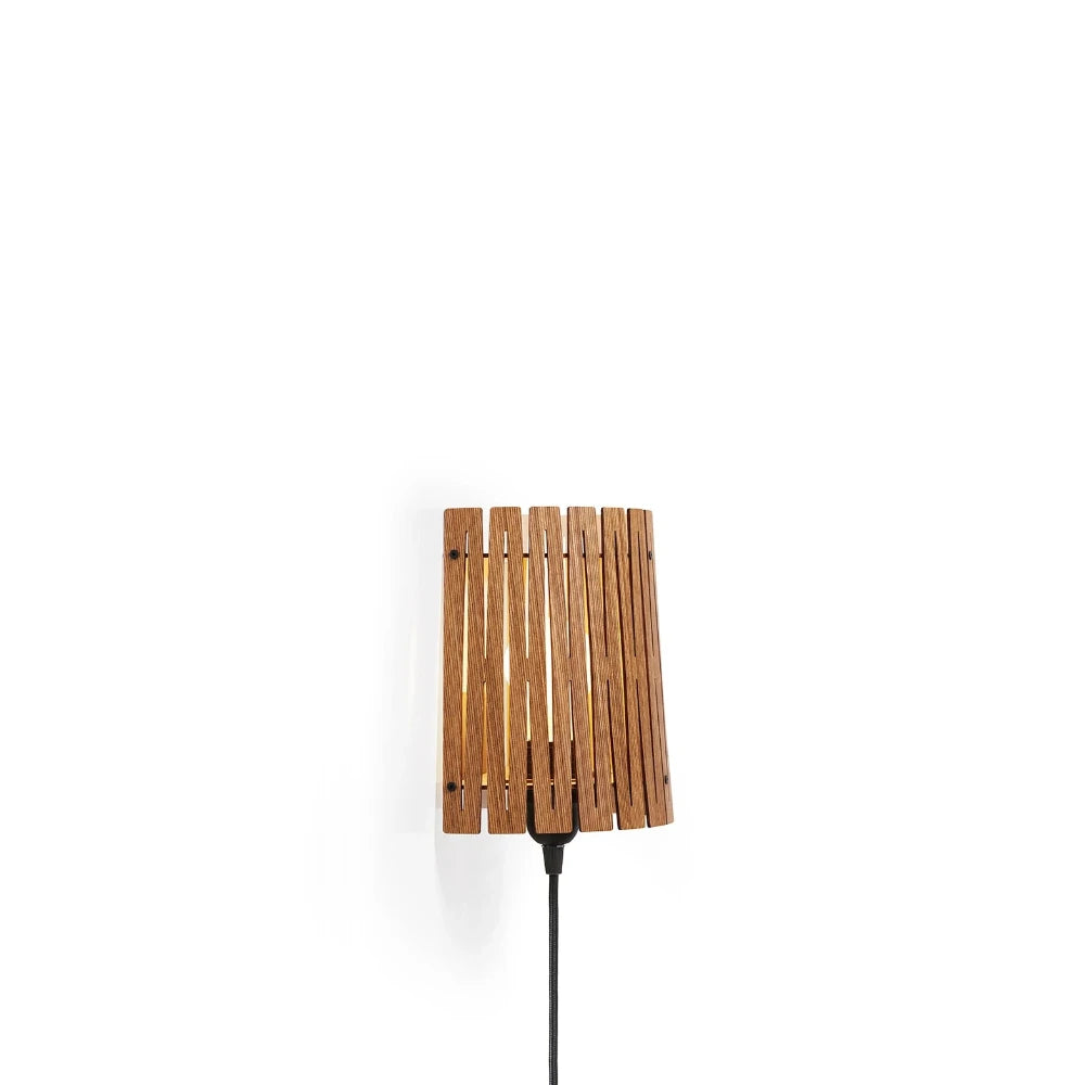 NKJ Design / Væglampe / WOOD SIX / Birch Wheat Brown.
Håndlavet væglampe i Birch Wheat Brown med grafiske udskæringer.