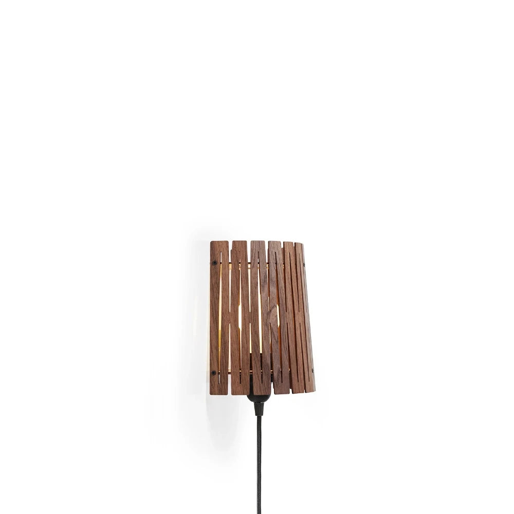 NKJ Design / Væglampe / WOOD SIX / Walnut.
WOOD SIX væglampe i valnød fra NKJ Design.