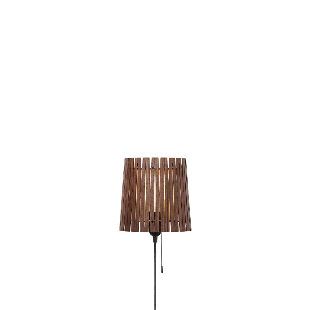 NKJ Design / Væglampe / WOOD SIX / Walnut.
WOOD SIX lampe fra NKJ Design med varm valnød finish og skandinavisk design.